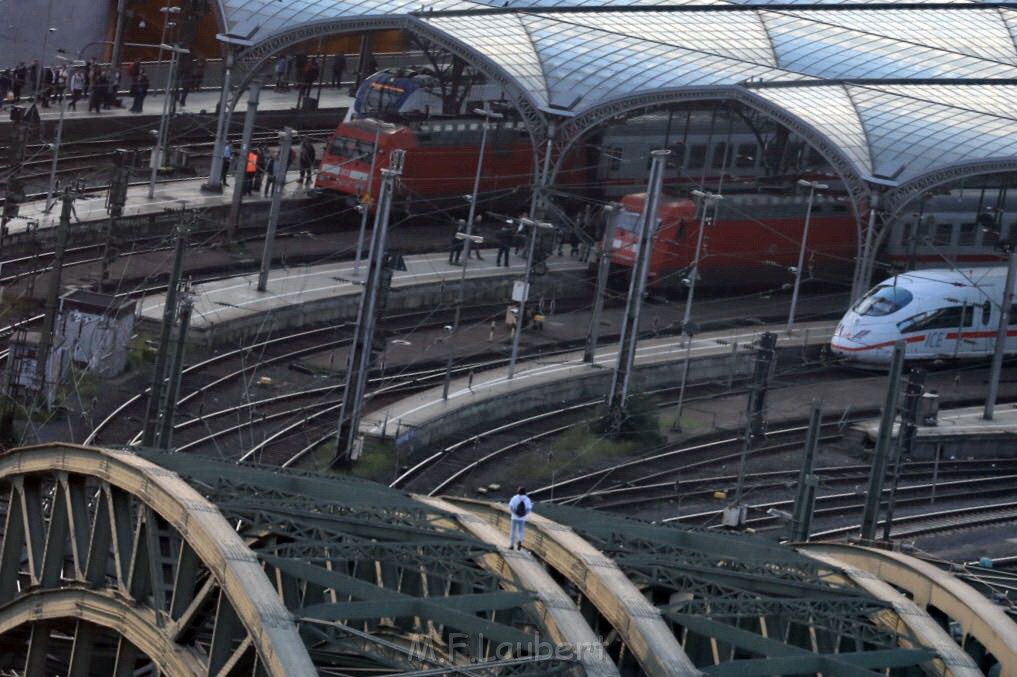 PSpringt kein Suizid Brueckenspringer Koeln Hohenzollernbruecke P005.jpg